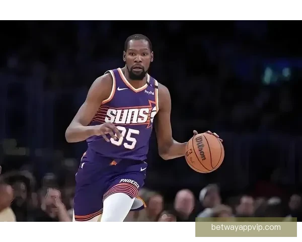 火箭众将庆祝胜利朝杜兰特泼水 乌度卡将比赛用球赠送阿杜