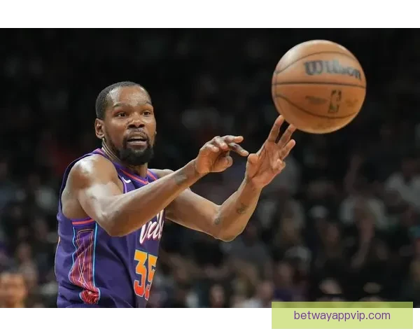 火箭众将庆祝胜利朝杜兰特泼水 乌度卡将比赛用球赠送阿杜