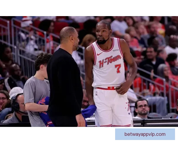 火箭众将庆祝胜利朝杜兰特泼水 乌度卡将比赛用球赠送阿杜